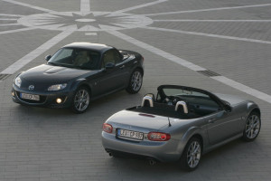 Wielbiciele roadsterów świętują 20-lecie Mazdy MX-5  na torze w Le Mans