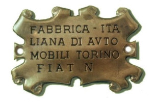 111 lat - 14 lśniących tarcz na masce FIAT'a